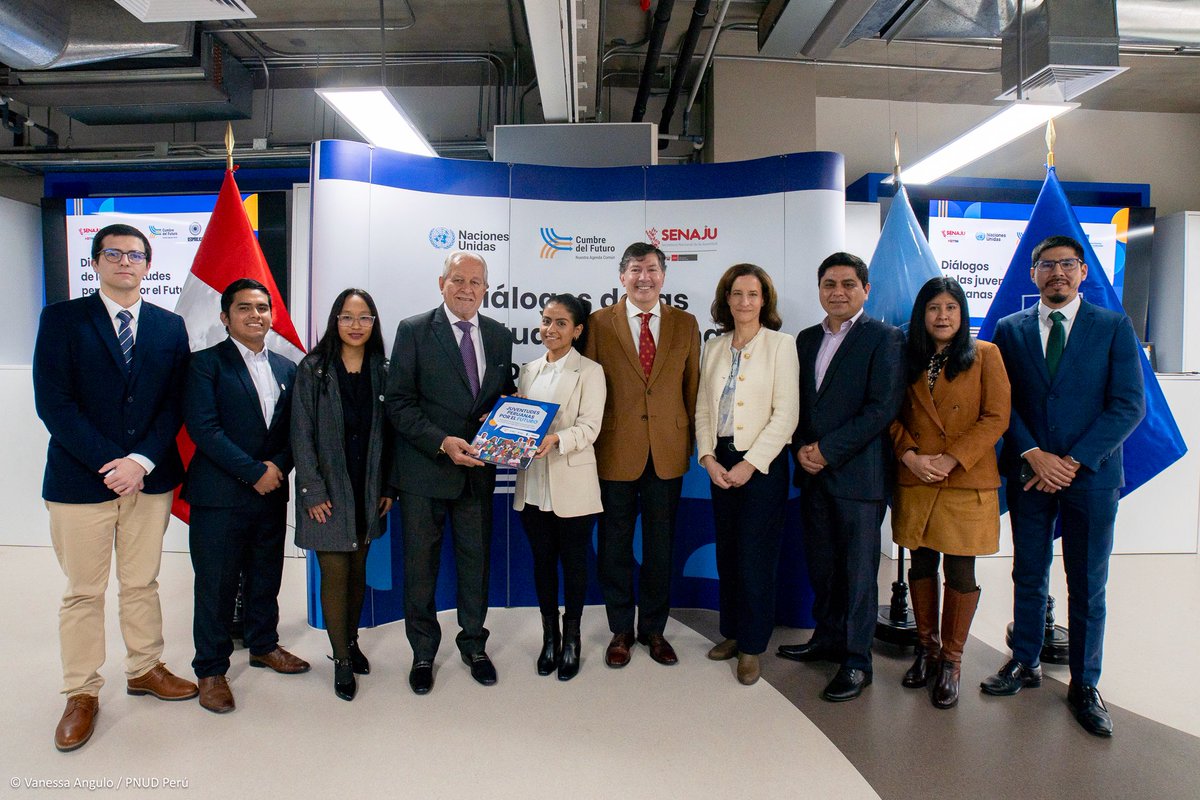 ONUPeru's tweet photo. Embajador Román expresó su aprecio y reconocimiento por el trabajo de los jóvenes, @Senaju y @ONUPeru. “Me comprometo a llevar la voz de la juventud peruana a la Cumbre del Futuro”, remarcó.
@CancilleriaPeru https://t.co/2Y7y6a4WnO