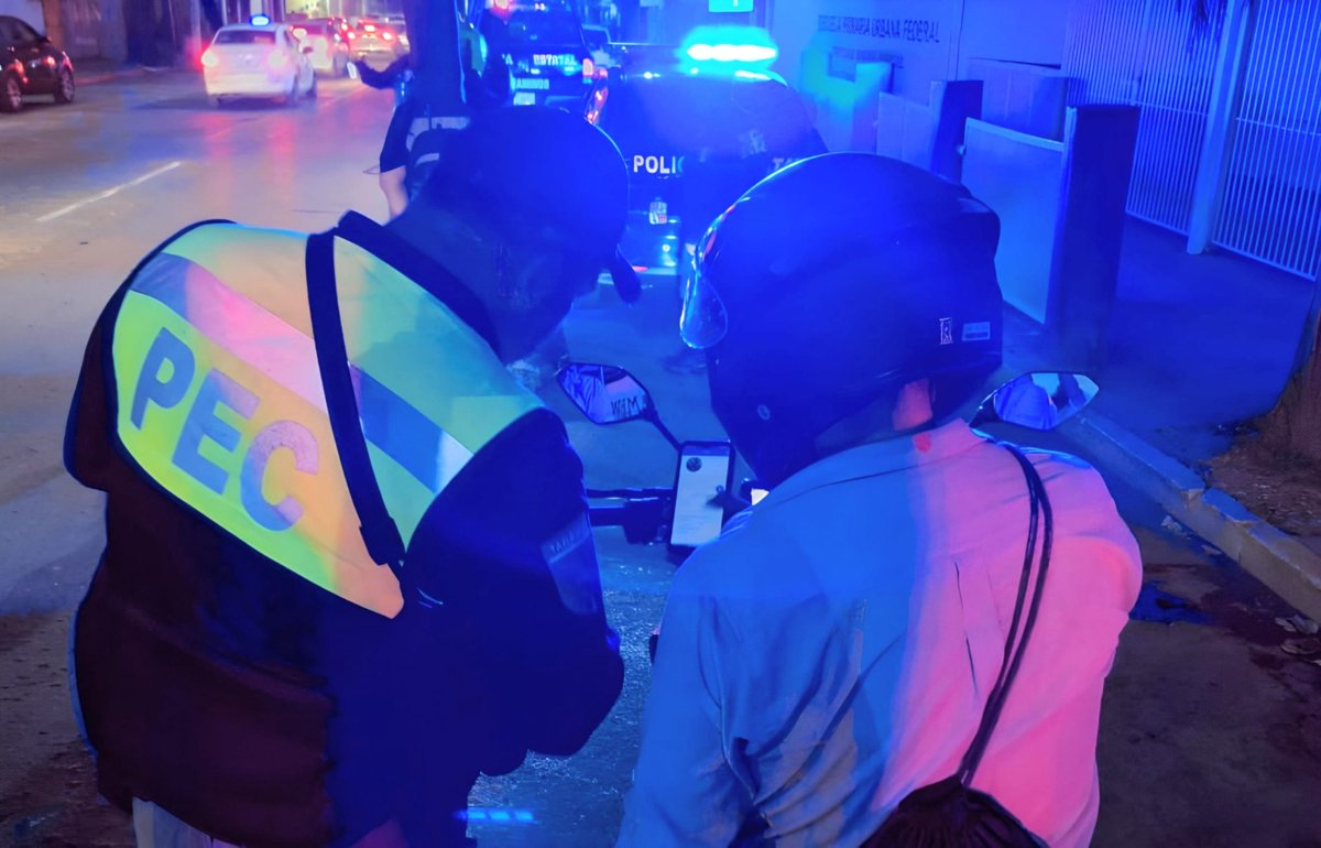 La #SSPCTabasco en coordinación con elementos de la #PECTabasco implementaron puntos de inspección a motocicletas en Villahermosa

Con la finalidad de inhibir el delito, se revisa que los conductores porten la documentación necesaria, así como portar el casco
#TodoTabascoConCasco