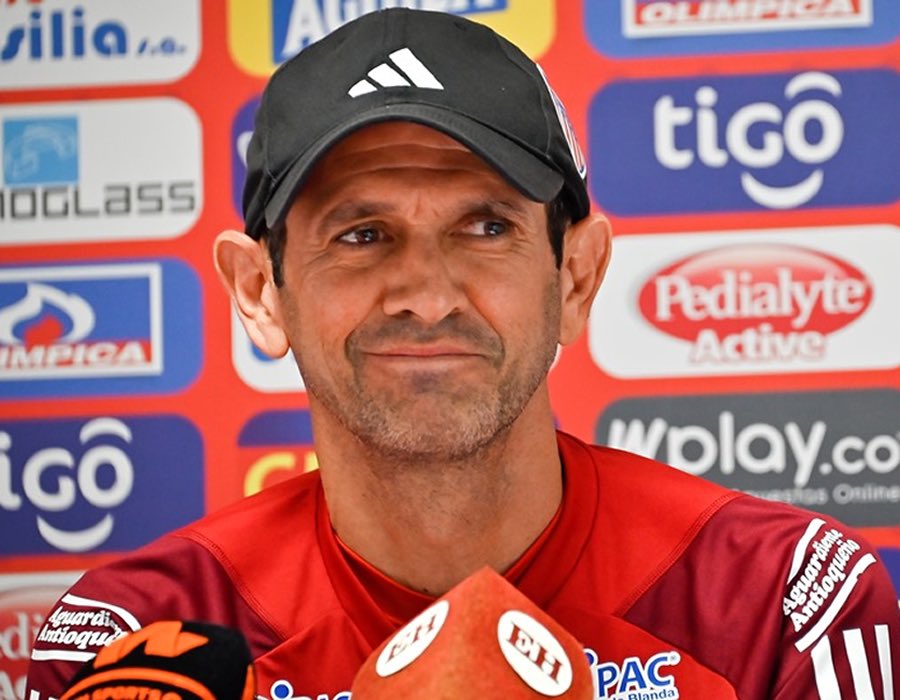 Arturo Reyes cuestionado en Colombia tras la caída ante el Cacique.