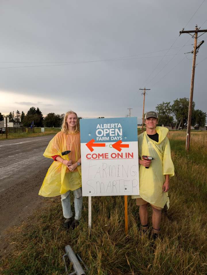 FarmingSmarter's tweet photo. Our crew worked through the rain to get our signs in for #OFD24 tomorrow!
Keep an eye out along Highway 3 & 512, 43 St. and Howe Road to find your way to our farm.
Make sure to come early and claim a spot for our first crop tour at 11am! https://t.co/L12uCOazqe