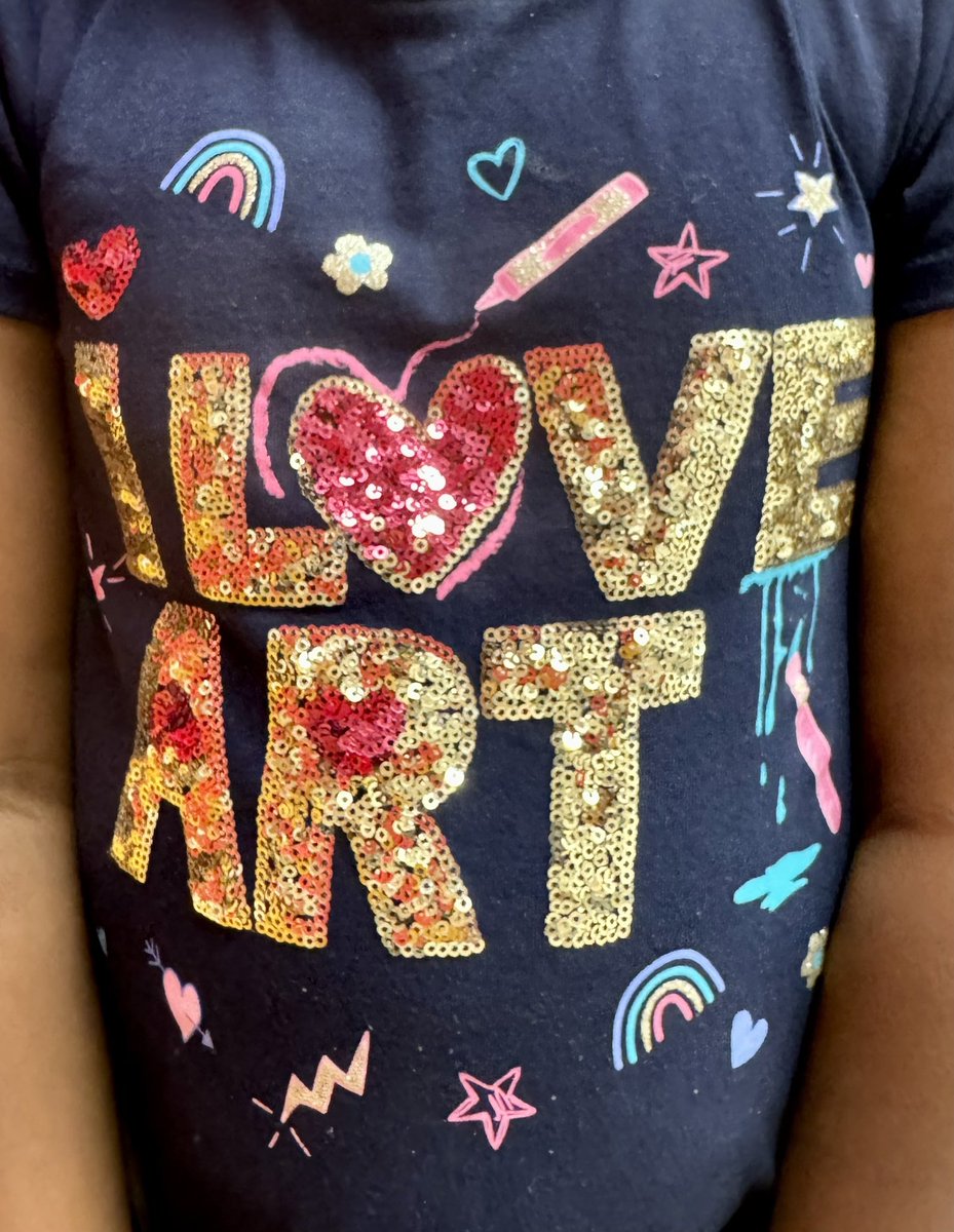 My girl Khy’Ambri (2B) getting extra credit for her I Love Art shirt! Even wearing it on her art day! #sharethejoy <a href="/eastridgeelemen/">eastridge elementary</a> <a href="/msdwarren/">MSD of Warren Township</a> #shesthecutest 🖍️🍎😘 <a href="/MissSergi/">miss_sergi</a>