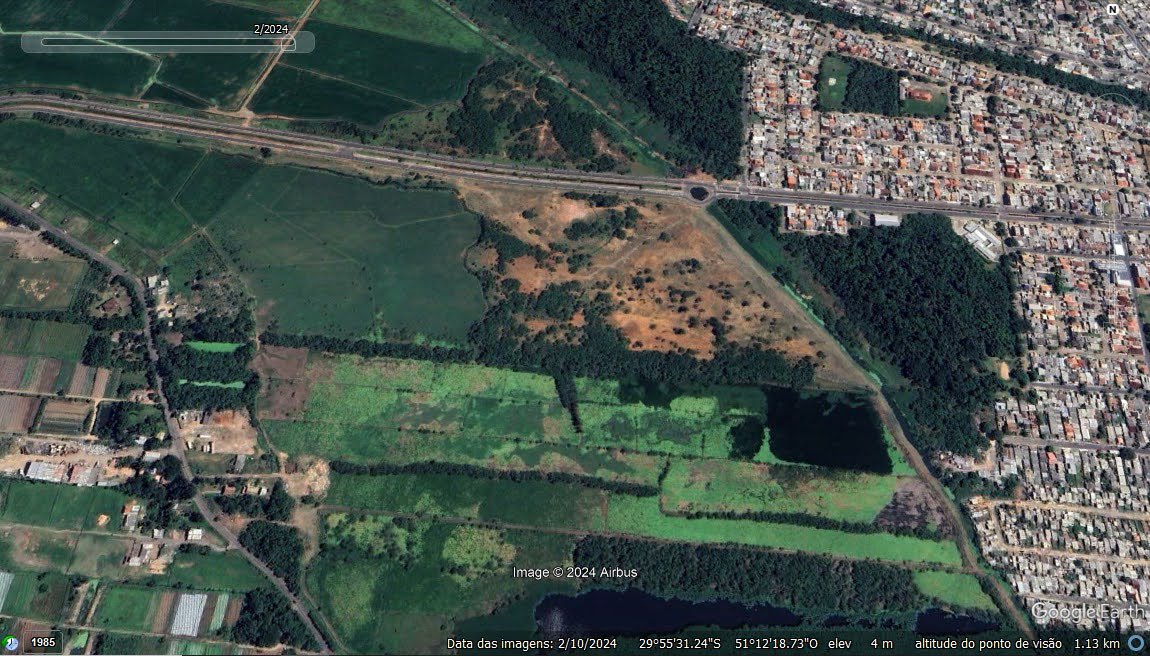 Russnowa's tweet photo. Olhando Porto Alegre no Google Earth na época da enchente, achei um avião no meio do mato.  Alguém explica? https://t.co/bvl091tNNv