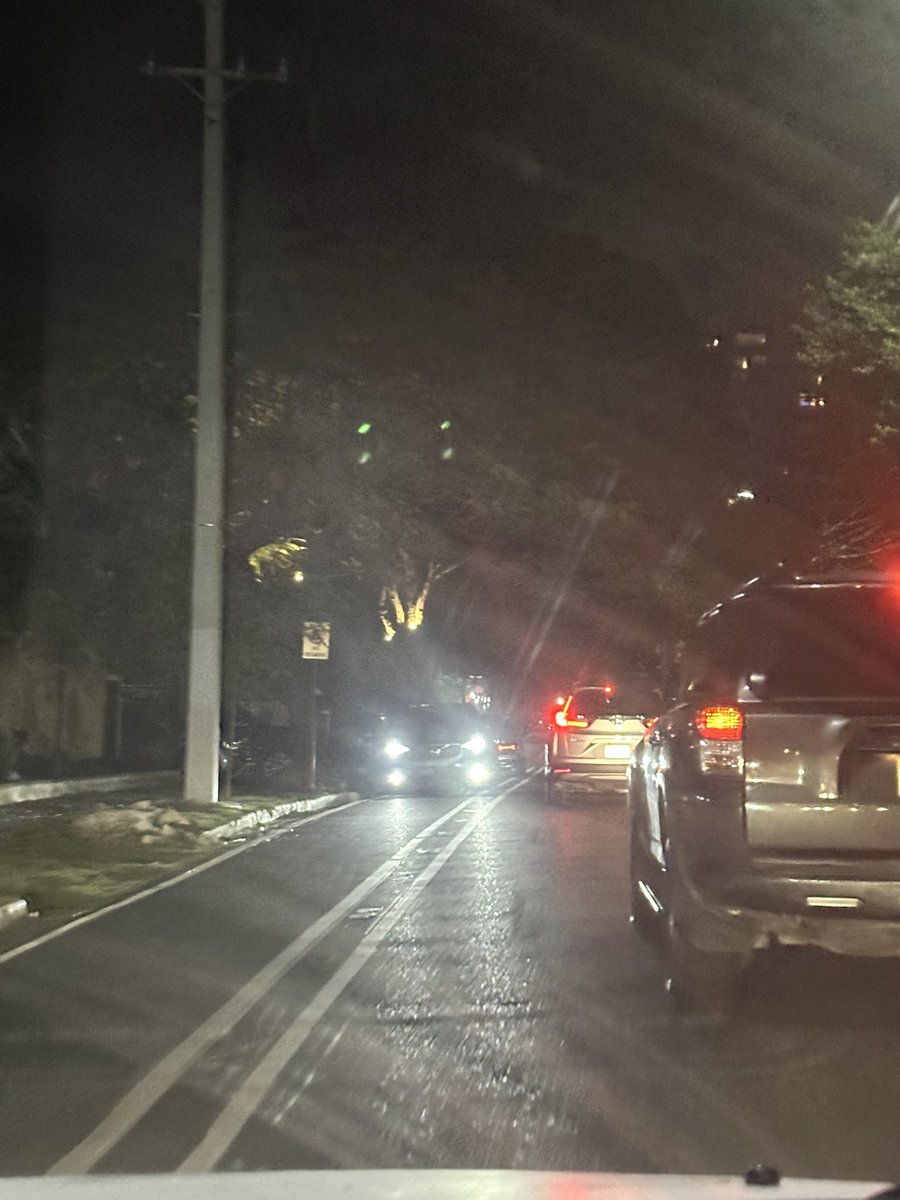 Como cuando te sale un vehículo en vía contraria en la Bolívar. También me salen en la Carmen Mendoza y en la Defilló a cada rato, pero hoy no manejo yo y pude tomar la foto.  Pocos accidentes tenemos 😓😲🙄