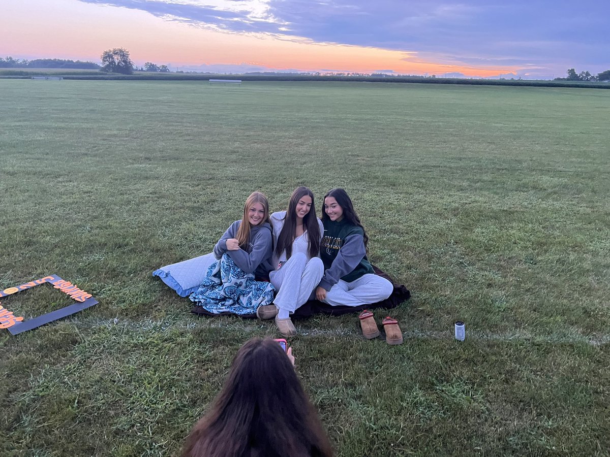 NevillsMr's tweet photo. Started the year off with our Senior Sunrise this morning! #GPWay https://t.co/2Z62xvbpWn