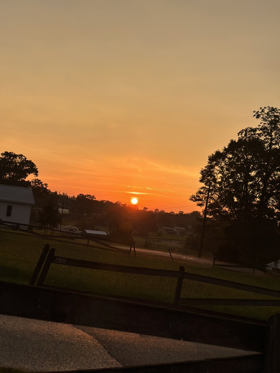 kaylaadailey's tweet photo. Sunset with a rainbow!☀️🌈 @spann @weswyattweather @RichardWVUA23 https://t.co/Y1zAdHk1i1