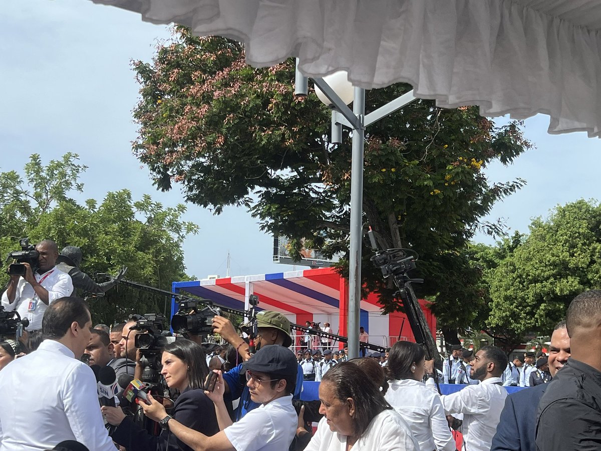 KeyDiazY's tweet photo. En la toma de posesión de presidente Abinader acompañando a la delegación de EE.UU. Un acto muy lucido, con mucha asistencia y también calor. https://t.co/cZbdbyZsWV