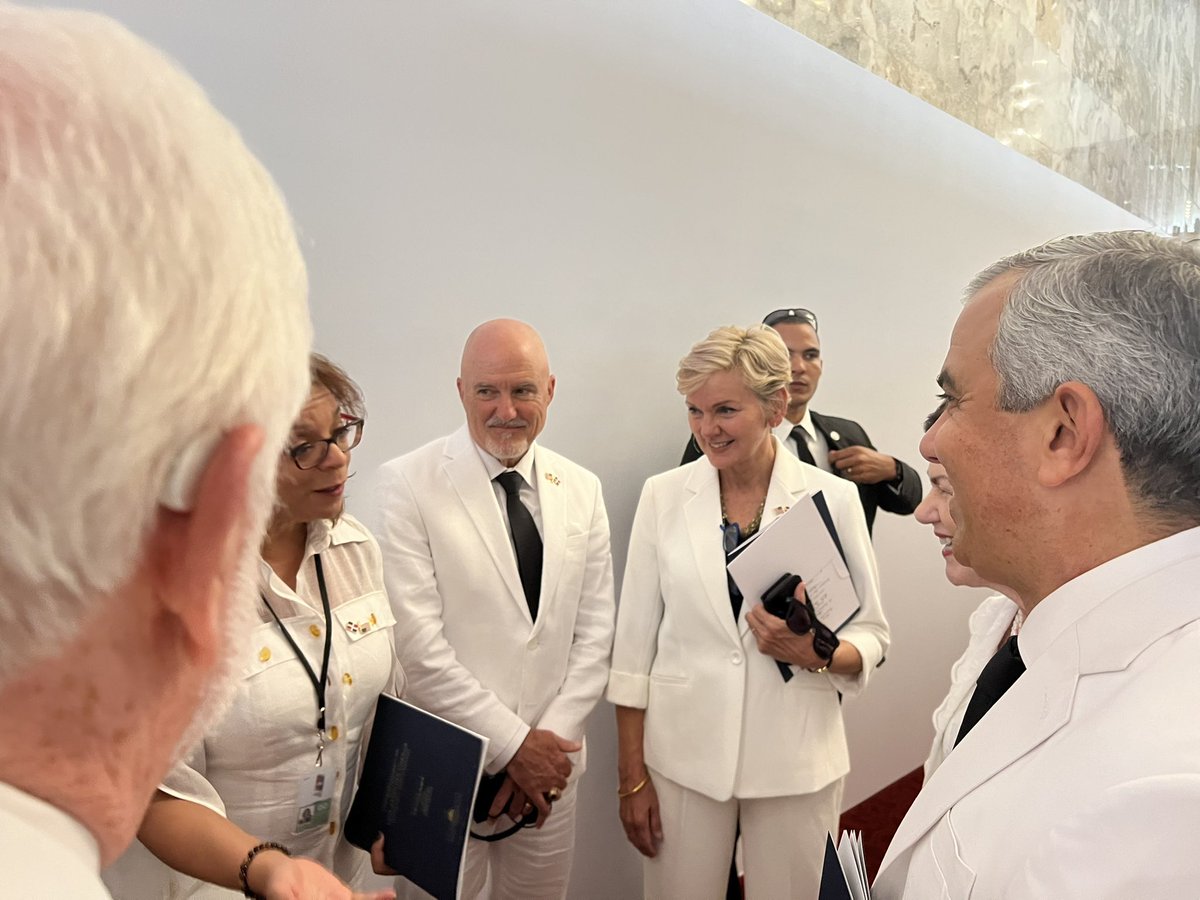 KeyDiazY's tweet photo. En la toma de posesión de presidente Abinader acompañando a la delegación de EE.UU. Un acto muy lucido, con mucha asistencia y también calor. https://t.co/cZbdbyZsWV