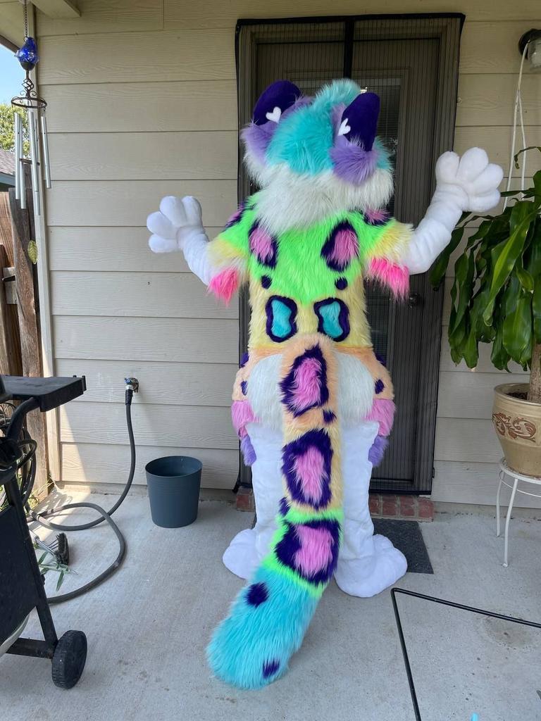 MiniBossMascots's tweet photo. Happy #FursuitFriday 
Miku is rocking her new bodysuit and looking so beautiful now that she's done! 
This colorful cat belongs to @ItsProbablyMars 💖 https://t.co/3nxbEfH4Pc
