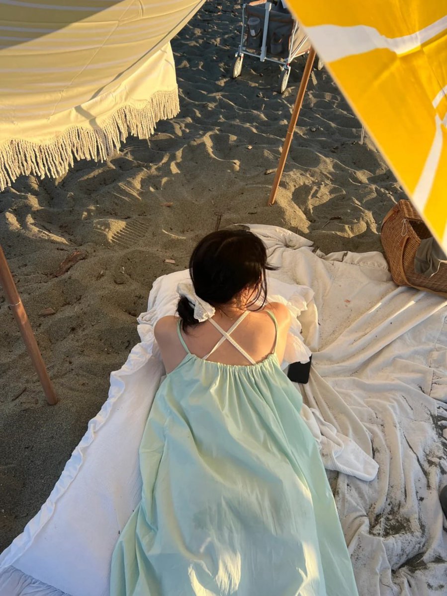 Marie34822989's tweet photo. Today, I excitedly rented a beach tent and a nice picnic basket and went to the beach to apply sunscreen. https://t.co/qT4ETkGnhB