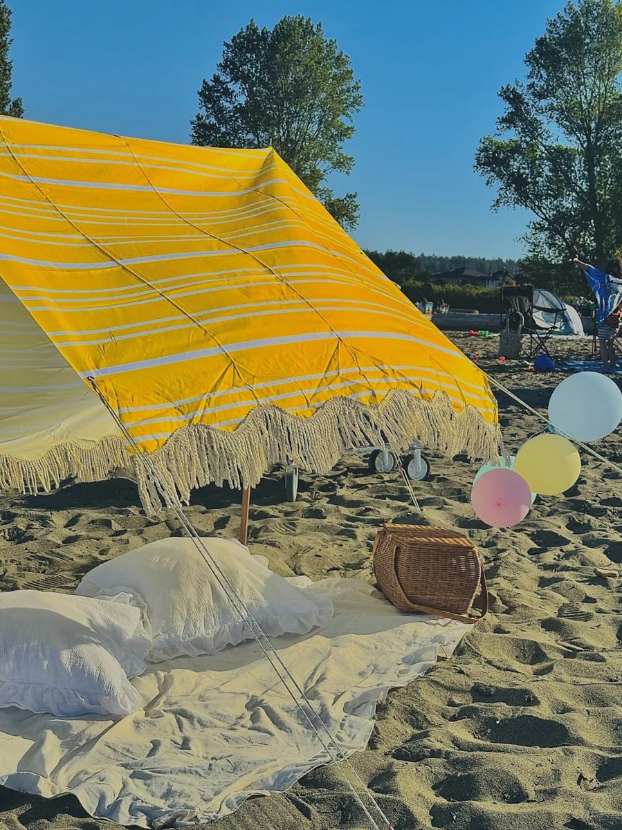 Marie34822989's tweet photo. Today, I excitedly rented a beach tent and a nice picnic basket and went to the beach to apply sunscreen. https://t.co/qT4ETkGnhB