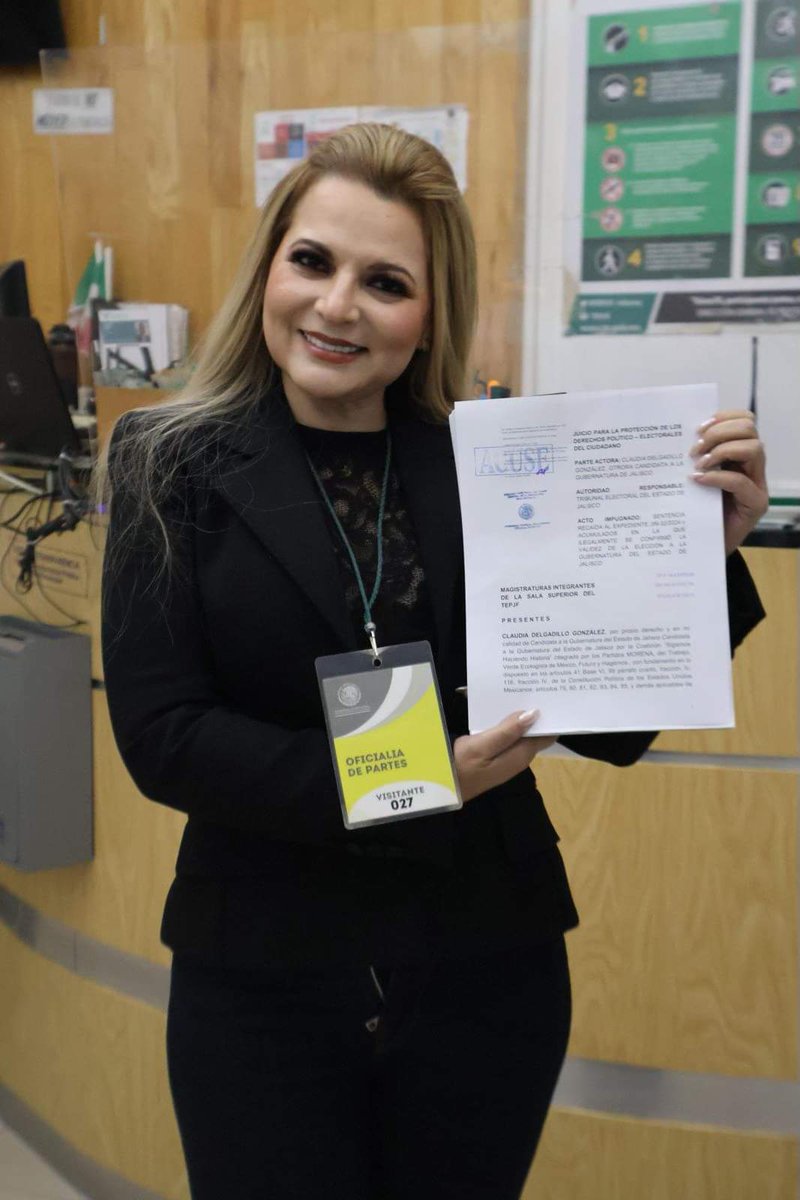 ClaudDelgadillo's tweet photo. Ante el análisis superficial y sesgado del Tribunal Electoral local respecto a la impugnación presentada por MORENA en la elección a la gubernatura de Jalisco, acudimos a la Sala Superior del Tribunal Electoral del Poder Judicial de la Federación. Esta instancia, la máxima autoridad en la materia, será la encargada de examinar los abusos cometidos por las autoridades electorales de Jalisco, quienes avalaron una elección de Estado viciada y manipulada por el aparato gubernamental de Movimiento Ciudadano, traicionando así la voluntad popular expresada en las urnas.

Una vez más, al igual que ocurrió con el Instituto Electoral de Participación Ciudadana, se evidencia la parcialidad y falta de profesionalismo de los magistrados del tribunal local. Esta conducta está puesta de manifiesto en la demanda federal, donde se expone la violación al derecho de una defensa adecuada y al acceso a la justicia, ambos garantizados por nuestra Constitución. 

La parcialidad del tribunal local se refleja en el hecho de que emitieron la sentencia sin resolver previamente las quejas presentadas por violaciones graves y sistemáticas a principios constitucionales, como la indebida intromisión de líderes de la Iglesia Católica en apoyo al partido en el gobierno.

Es incongruente que el electorado jalisciense haya manifestado un claro apoyo a nuestro movimiento, reflejado en la amplia ventaja obtenida por nuestra Presidenta electa, los diputados locales y la mayoría de los ayuntamientos, y que, aun así, el tribunal ignore las pruebas que demuestran la manipulación dolosa de los votos en la elección de la gubernatura. 

Además, es inaceptable que se pretenda validar una elección en la que la propia autoridad organizadora reconoció, en múltiples informes, el uso indebido de los medios de comunicación para ejercer violencia política de género contra su servidora, con el fin de minimizar mi trayectoria y visibilidad solo por ser mujer.

Por todos estos motivos, acudimos a la instancia federal en busca de una resolución justa y apegada a nuestras leyes electorales. Tenemos confianza en la autoridad federal que reivindicarála voluntad del pueblo de Jalisco.