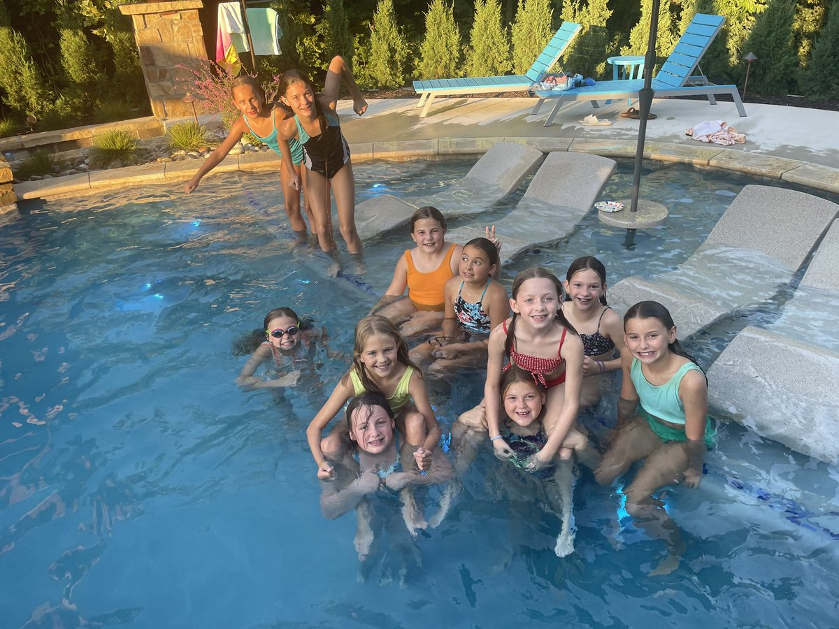 A weekend with no games- gotta still get together and enjoy these last moments of summer! Thank you to the Hyder’s for hosting our August team gtg! 🌊 ⚽️ 🎉