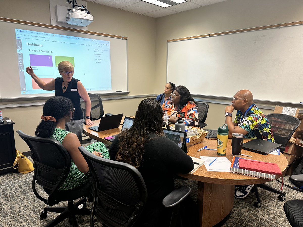 mockkm's tweet image. Our awesome ESL Middle/High Team and Elementary ESL Team training to use one of our new resources #eslteachers @YCSD