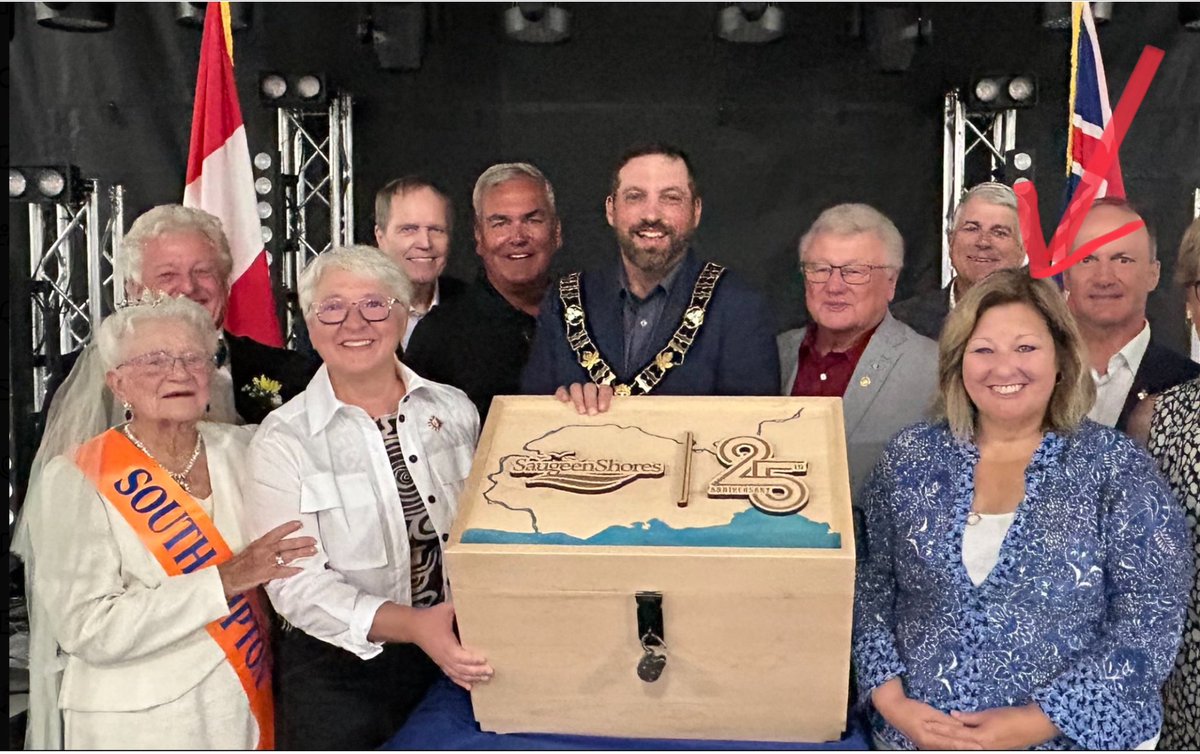 This made me laugh! Pix #1 - <a href="/LGOntario/">Edith Dumont</a>, local reps, and yours truly, as MC, pose following Saugeen Shores 25th Anniversary Opening Ceremonies. Pix #2 - Same photo, but something is missing. ME! Why did <a href="/LisaThompsonPC/">Lisa Thompson</a>  cut me from her “X” (Twitter) photo? <a href="/TorontoStar/">Toronto Star</a> <a href="/spaikin/">Steve Paikin</a>