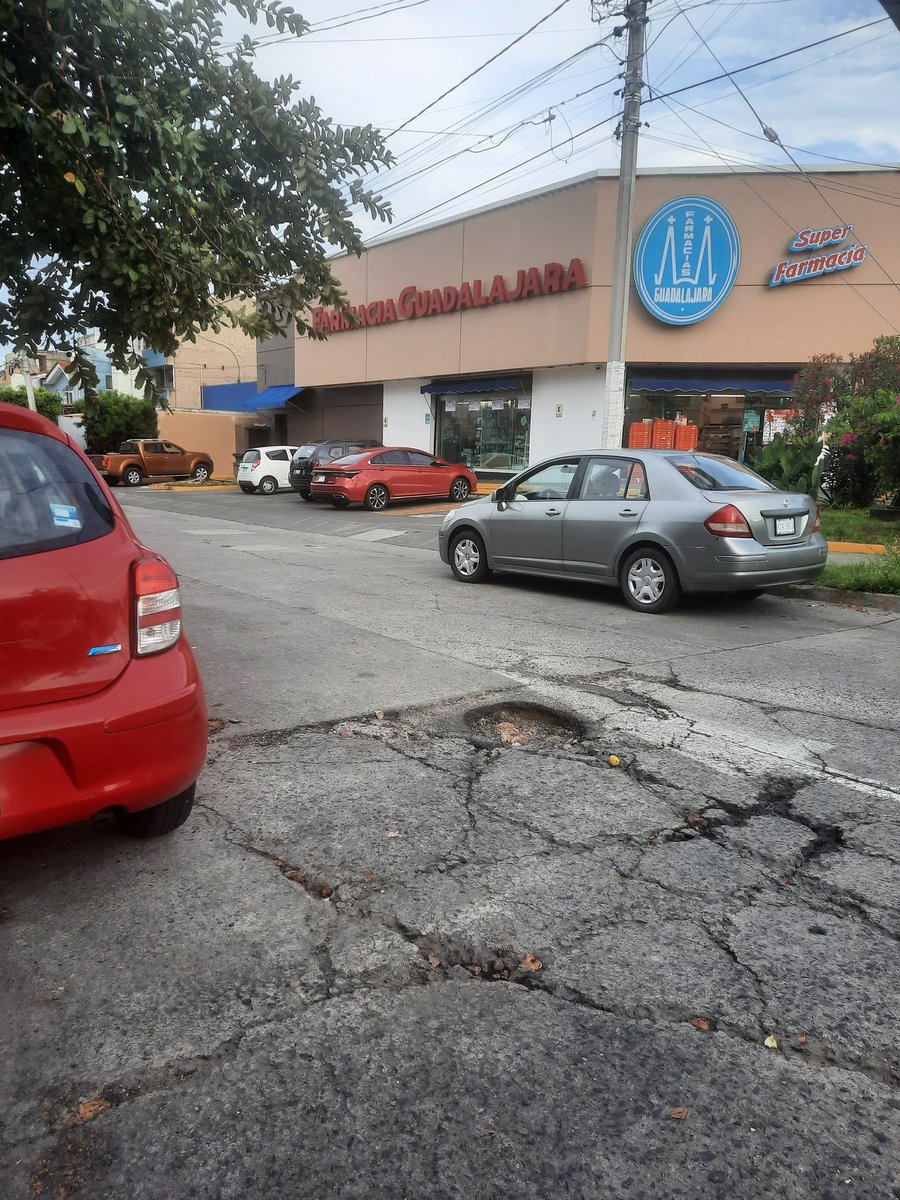 MarioGGN's tweet photo. De nuevo solicitando su apoyo @Linea_Zapopan para gestionar la reparación de la calle por este bache ubicado en Av.Tabachines y Paseo de las Palmeras en Fracc. Tabachines.
De antemano muchas gracias https://t.co/uLPTJ1RaoE