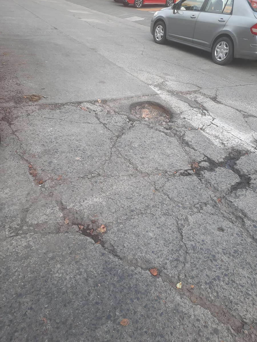 MarioGGN's tweet photo. De nuevo solicitando su apoyo @Linea_Zapopan para gestionar la reparación de la calle por este bache ubicado en Av.Tabachines y Paseo de las Palmeras en Fracc. Tabachines.
De antemano muchas gracias https://t.co/uLPTJ1RaoE