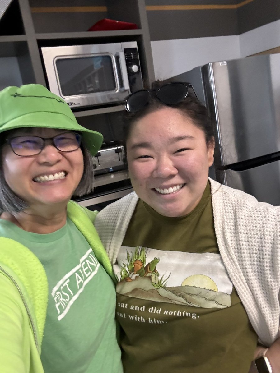 HistoryFrog's tweet photo. Hoppy #FrogtasticFriday🐸 My colleagues are so #Frogtastic🐸 #green 💚@FirstAveMS @FirstAvePTSA @grandXperiment @msgfit #BetterTogether https://t.co/KZi86av1qF