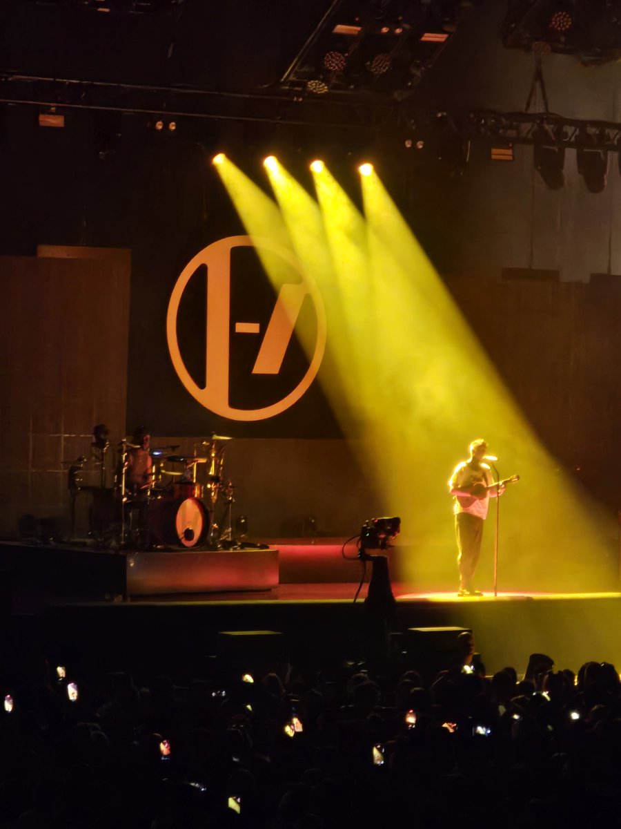 cultofclancy's tweet photo. SOME OF MY FAVORITE PHOTOS FROM #ClancyDenver #twentyonepilots 🧵 https://t.co/gCdrpnt592