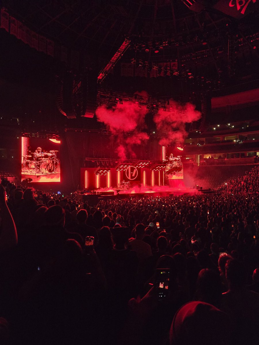 cultofclancy's tweet photo. SOME OF MY FAVORITE PHOTOS FROM #ClancyDenver #twentyonepilots 🧵 https://t.co/gCdrpnt592