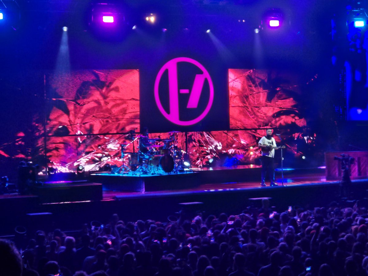cultofclancy's tweet photo. SOME OF MY FAVORITE PHOTOS FROM #ClancyDenver #twentyonepilots 🧵 https://t.co/gCdrpnt592