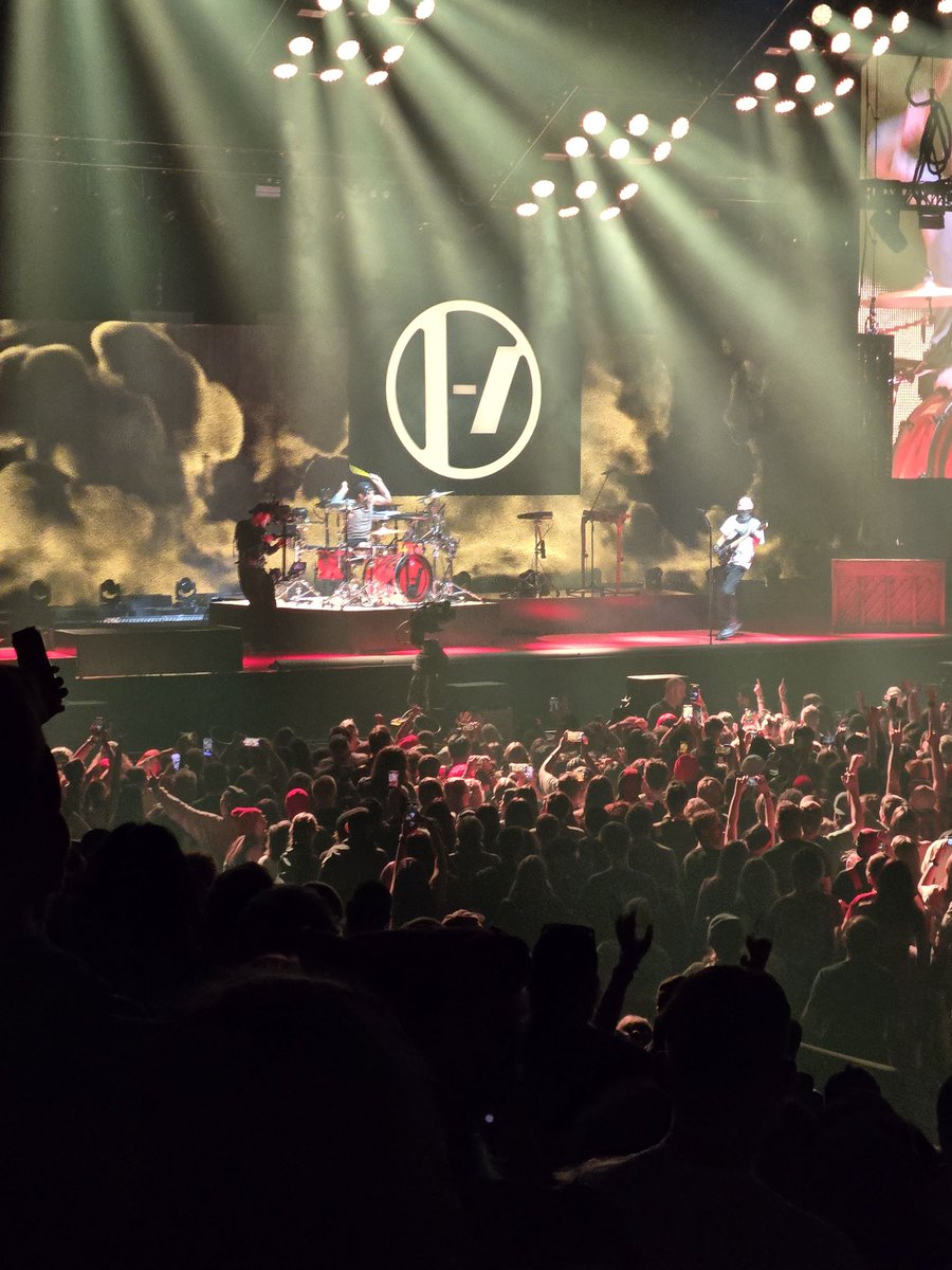cultofclancy's tweet photo. SOME OF MY FAVORITE PHOTOS FROM #ClancyDenver #twentyonepilots 🧵 https://t.co/gCdrpnt592