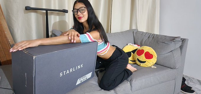 2 things I need very badly in my life just showed up! Danna and Starlink! https://t.co/wN6NaaRfzd