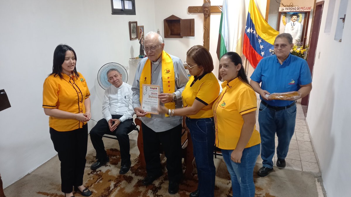 NolbertoHerrera's tweet photo. @projumi_ca  otorga estola doctor José Gregorio Hernández a su eminencia cardenal Baltazar Porras por su labor pastoral como maestro y guia de la Iglesia Católica en vísperas de su pase a retiro por derecho canónico. https://t.co/Bhf3Ah3GcQ