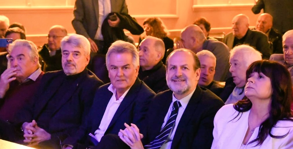 Homenaje al Negro Santiago: uno de los ingresos a White llevará su nombre. Acompañaron a su familia, <a href="/fsusbielles/">Federico Susbielles</a> <a href="/hector_gay/">Héctor Gay</a> <a href="/LinaresJaime/">Jaime Linares</a> y muchos excompañeros y amigos. labrujula24.com/notas/2024/08/…