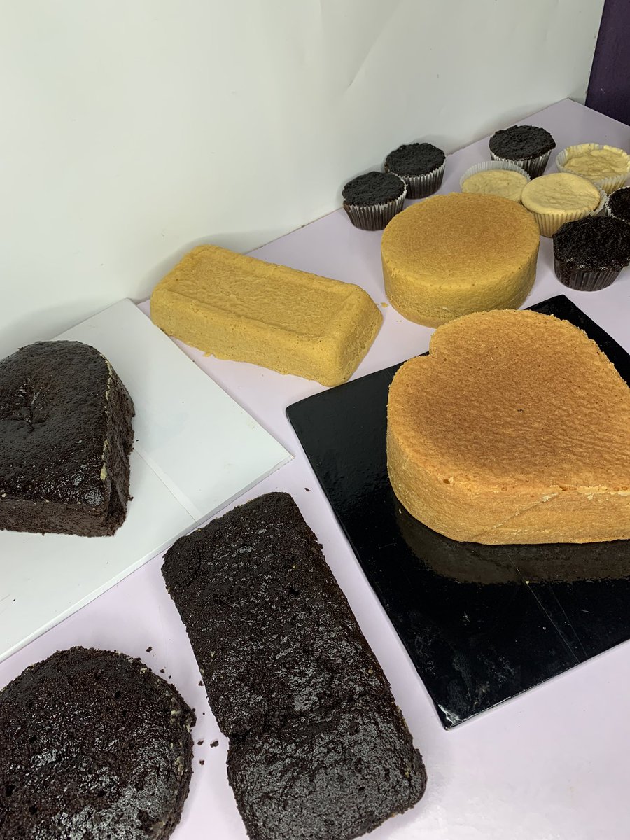 T_okee's tweet photo. My cakes just came out of the oven
See how good they look🫢🫢
These vanilla cakes though🤝
#OAUbaker
#Ifebaker https://t.co/VhxR97Zduj