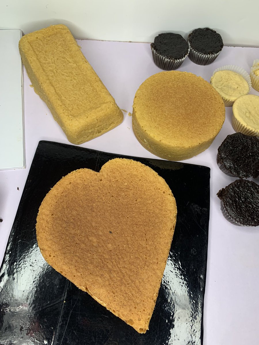 T_okee's tweet photo. My cakes just came out of the oven
See how good they look🫢🫢
These vanilla cakes though🤝
#OAUbaker
#Ifebaker https://t.co/VhxR97Zduj