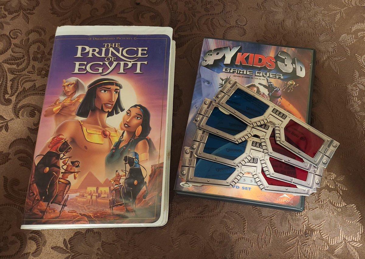 Traditional_Li's tweet photo. Dropped by a thrift store for an old movie to watch, wasn't disappointed. #thrifting #OldSchool https://t.co/iIwQJQa6nj