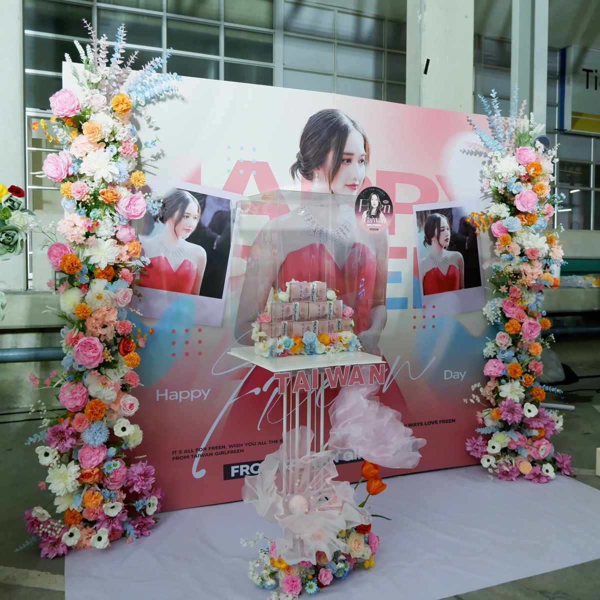 taiwangirlfreen's tweet photo. 🎂Freen 26th Birthday Project🎂

生日會應援項目 花牆及錢磚🌸🧱

選擇這張照片做為背景，是因為這是屬於你的重要里程碑之一
這是Taiwangirlfreen陪你過的第一個生��，我們會一直在你身邊，陪你度過每個重要時刻
Happy Birthday Freen🐰🌷

#THEFreenAIRYꕤ
#srchafreen #GIRLFREEN https://t.co/vs1hIQ1QCY