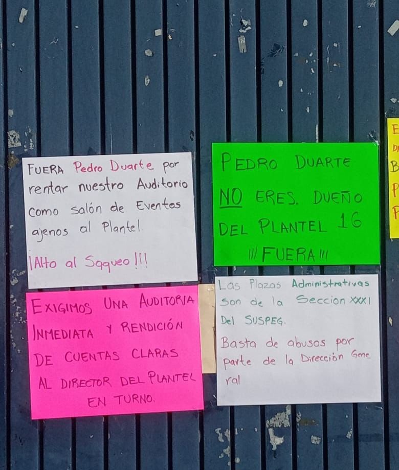 arpa8a's tweet photo. Acapulco | Trabajadores administrativos del Cobach Plantel 16  Zapata, realizan paro de labores para exigir la salida del director Pedro Duarte y del director general Jesús Villanueva Vega, por violaciones al contrato colectivo y derechos laborales.👇🏽
https://t.co/XnzIWifOkg https://t.co/nQWgpNafjM