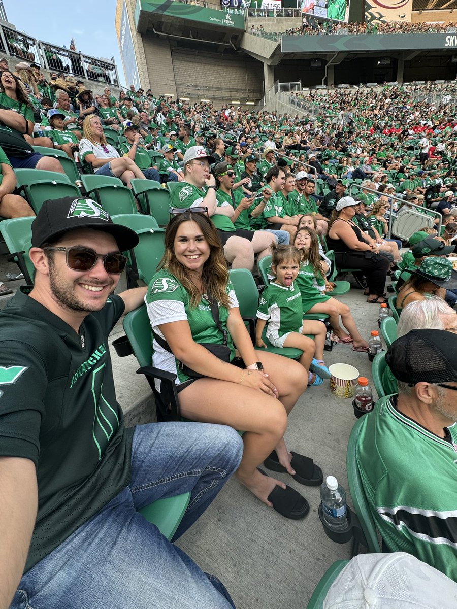 bossman028's tweet photo. Much nicer weather in Regina for this week’s @sskroughriders game compared to last week’s game in Ottawa! #riderslive #FridayNightFootball #RoadTrip https://t.co/KFy3Ozcrcl