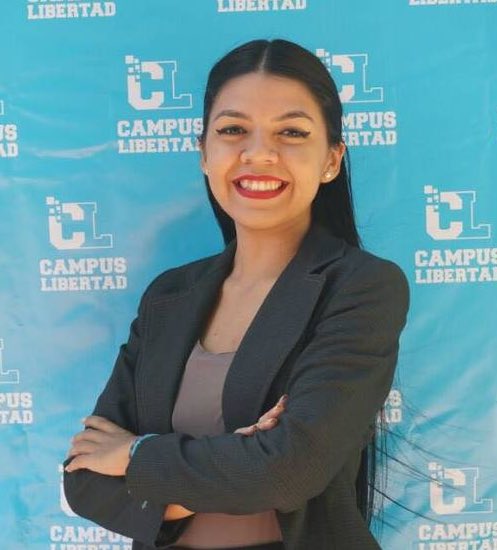 Ella es María Oropeza de #Portuguesa.
Tiene 2semanas secuestrada por el SEBIN sin defensa legal. 
Hoy Nicolás Maduro y su perro de caza Tarek William le acusa de terrorismo.
Eso es Terrorismo de Estado
Si Maduro cree q esto nos derrota, recordémosle que es  #HastaElFinalVenezuela