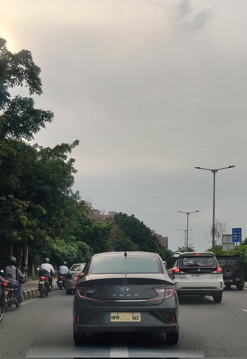 Bat_Man_del's tweet photo. This vehicle is running without a proper number plate. https://t.co/Zhsc87HQos