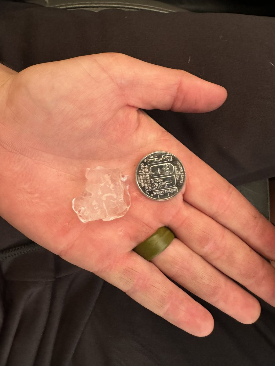 KansasStormSpot's tweet photo. @NWSWichita quarter size hail 4 miles east of Leon, Kansas at 8:16 #kswx https://t.co/GIPpE944NQ