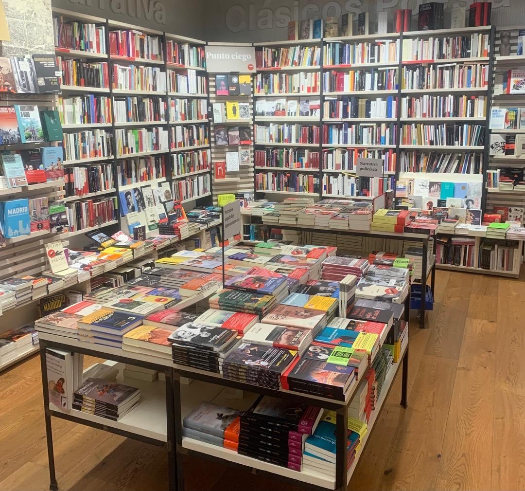 pachecorpedro's tweet photo. La virtualidad, la digitalización, la realidad ampliada, la realidad virtual, la tecnología en general, tiene un mundo de ventajas, pero la experiencia de visitar físicamente una buena librería, tener contacto con libros, curiosearlos, “ojearlos y hojearlos” no tiene reemplazo. https://t.co/YVK2wJfCsb