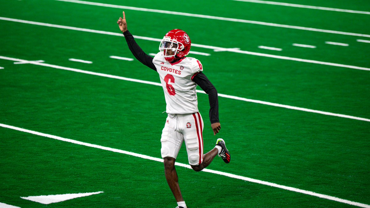 Getting after it inside the Dome tonight 📸

Aug. 29 can't get here soon enough! 🤟

#GoYotes x #WeAreSouthDakota 🐾