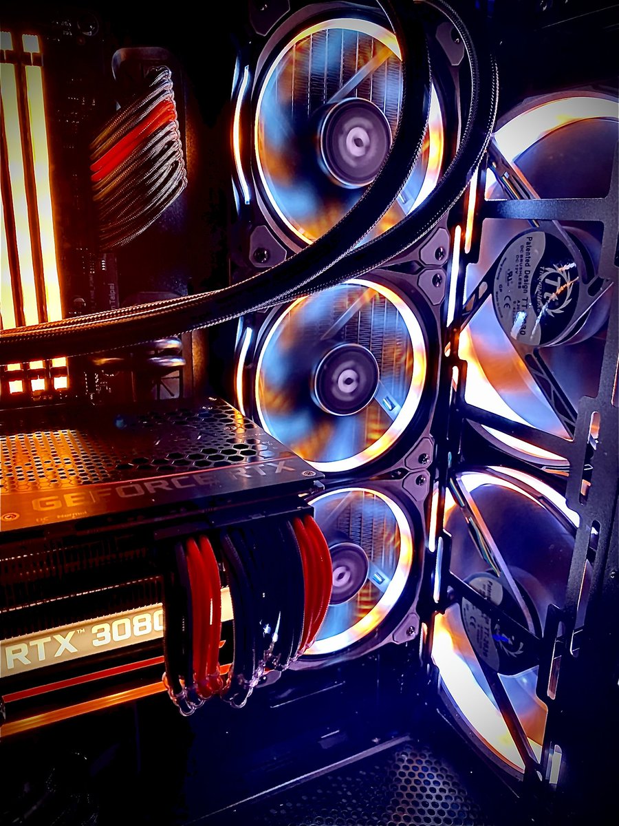 Some detail shots for you all. Have a great weekend!

#hbcustoms #pcsetup #custompc #gamingpc #gamer #gamerlife