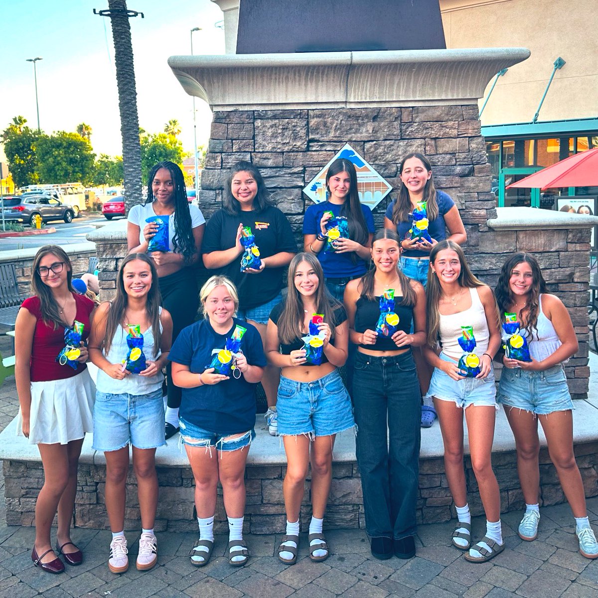 Congratulations to our 24/25 ALHS Girls Varsity Tennis Team! 
Breanna Arias, Chelsea Belmal, Kendra Cummings, Ava Hollosy, Jillian Leach, Leah Lomeli, Millie Radici, Tiana Rasin, Amelia Santellan, Taylor Trevithick, Danica Trinite, London Turner 💙🎾
Go Braves!