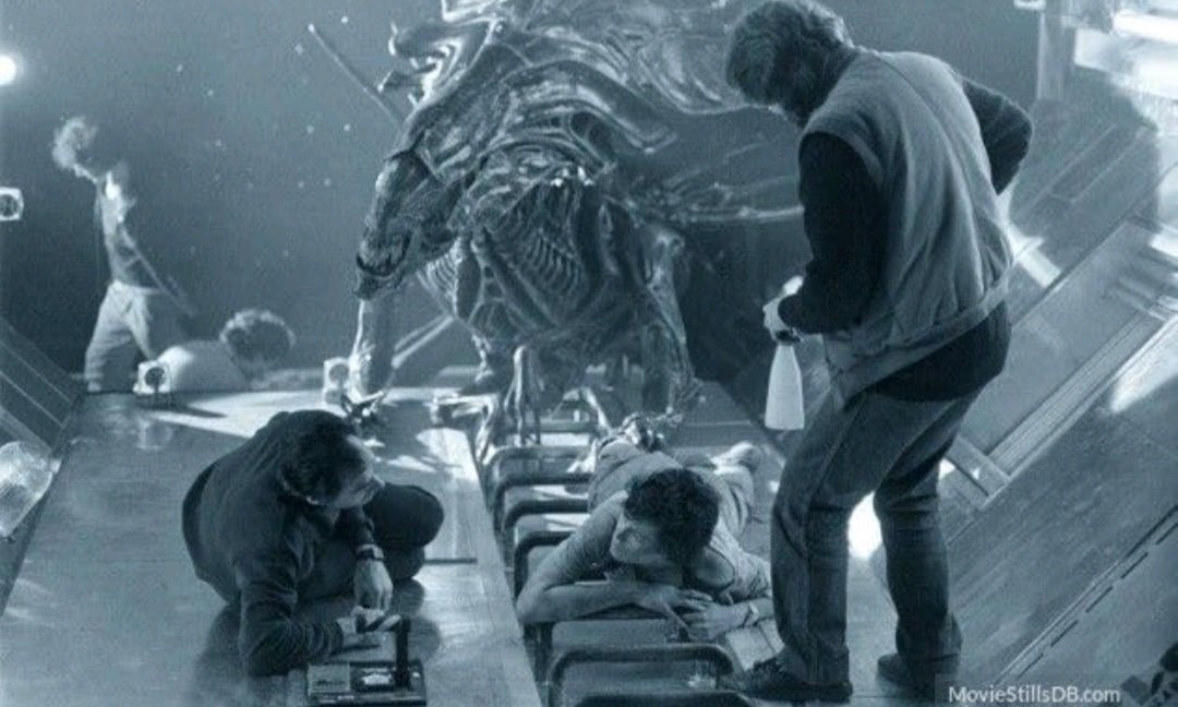AWBluzman's tweet photo. #BehindTheScenes ALIENS (1986)🎬 With James Cameron & Sigourney Weaver. #AlienMonth 👽🎥 #80smovies #sciencefiction https://t.co/1oFSygiSZw
