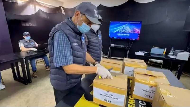 teleSURtv's tweet photo. #ENFOTOS | Así desarrolla el Tribunal Supremo de Justicia el peritaje de las actas en #Venezuela. El accionar del equipo técnico es asistido por veedores internacionales y nacionales https://t.co/cNbGLkkEVq