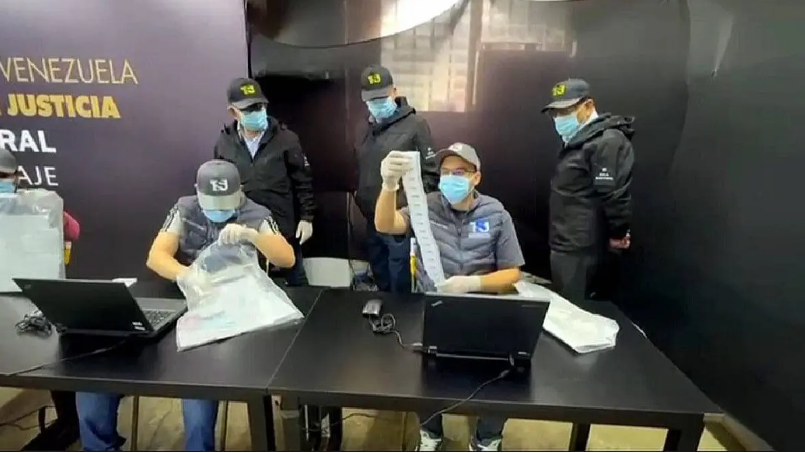 #ENFOTOS | Así desarrolla el Tribunal Supremo de Justicia el peritaje de las actas en #Venezuela. El accionar del equipo técnico es asistido por veedores internacionales y nacionales