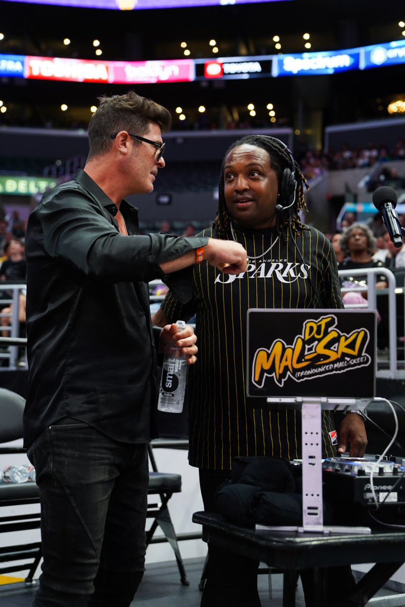 DJMalskiLA's tweet photo. 🚨 S/O @robinthicke for pulling up🌟🌟🌟
•Our @LASparks game last night was 🔥🔥🔥
•
•You NEVER KNOW who will pull up🚨🚨
•
📸 @diandra.ann
•
•
#PurposeChasing #PurposeOverEverything #RobinThicke #DJMalski #WorldsGreatestEntertainer @wnba @cryptocomarena @nyliberty https://t.co/FfG8uVZMA4