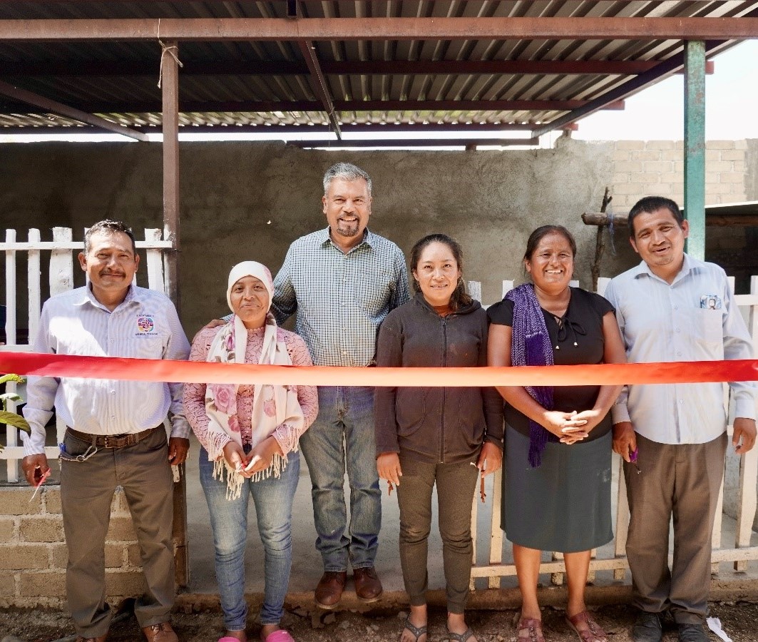 #Local Mejoran calidad de vida de 100 familias de San Miguel Tilquiápam

 Con una inversión de un millón 450 mil pesos, Vivienda Bienestar (<a href="/ViBien_GobOax/">Vivienda Bienestar Oaxaca</a>) inauguró 100 obras de piso firme a favor de 400 habitantes de esta municipalidad de la región Valles Centrales. 

El