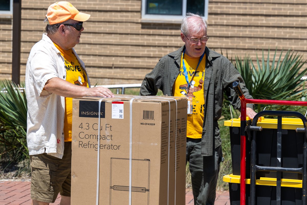 LSMSA's tweet photo. Move-in days, y'all. We couldn't do them without a lot of wonderful volunteers including faculty, student ambassadors, and members of the #LSMSA Alumni Association. π#BacktoSchool https://t.co/hoFvgOWkGt