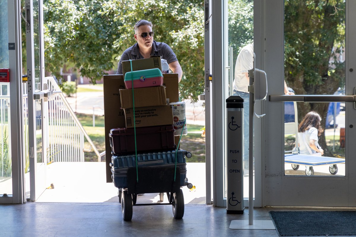 LSMSA's tweet photo. Move-in days, y'all. We couldn't do them without a lot of wonderful volunteers including faculty, student ambassadors, and members of the #LSMSA Alumni Association. π#BacktoSchool https://t.co/hoFvgOWkGt
