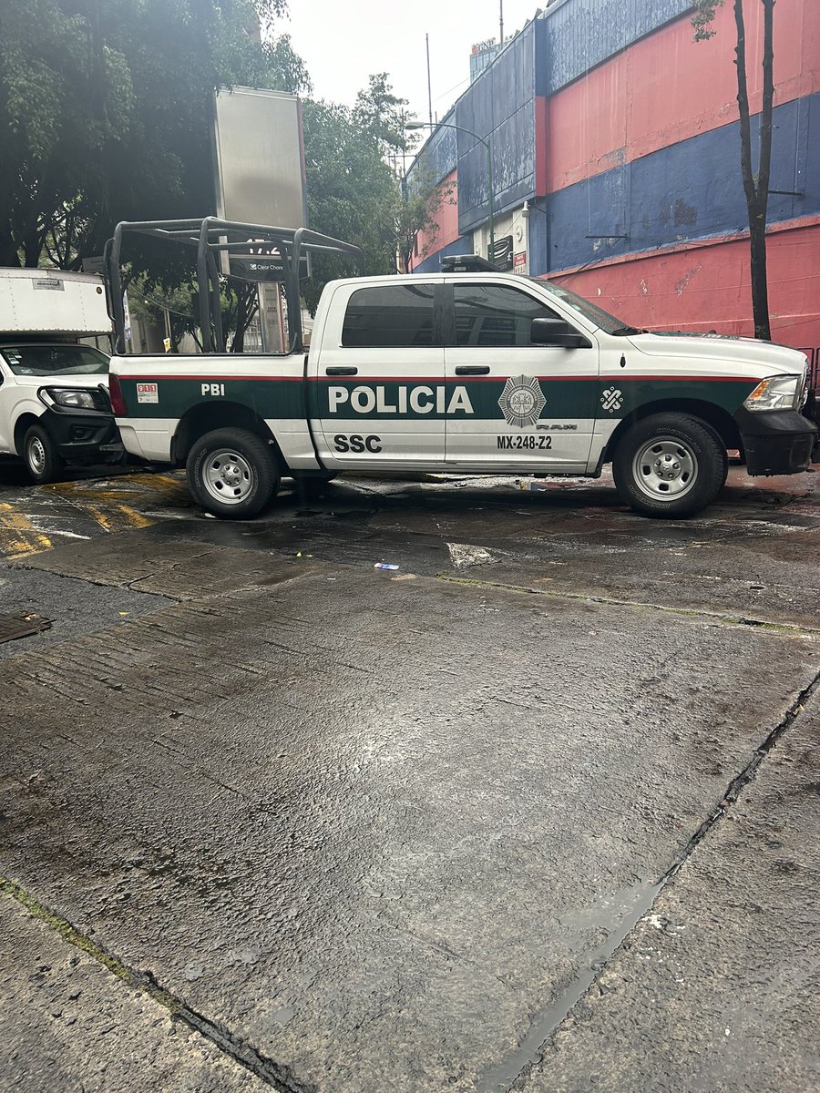MiniFer1's tweet photo. Esta patrulla lleva mínimo dos horas estacionada en paso peatonal. Al solicitarle al oficial que por favor la moviera, me dijo que siguiera mi camino. @SSC_CDMX @GobCDMX https://t.co/sKg1OAyQgu