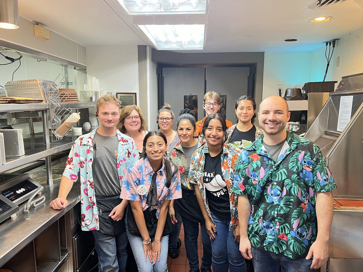 MarissaOcampo11's tweet photo. Hawaiian Shirt Day is in full effect at Hoffman tonight!!! I love getting these pictures from my team, even when I’m not there!!! #chilislove @EricTom222 @GumpMike @NicholasBPaxton @LynAj4 https://t.co/duvoEh9qpL